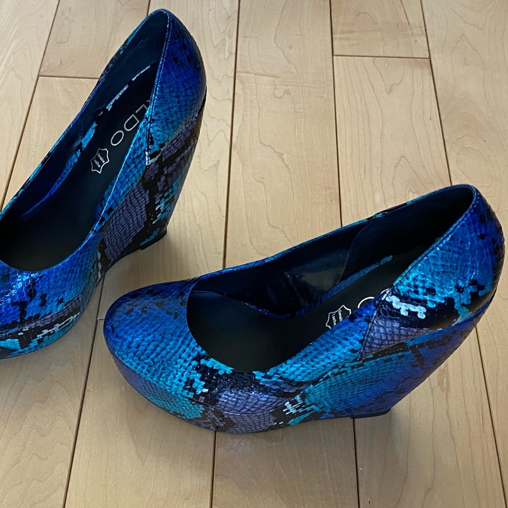 Aldo "Blue Snakeskin" 5" Wedge Heels Size 6